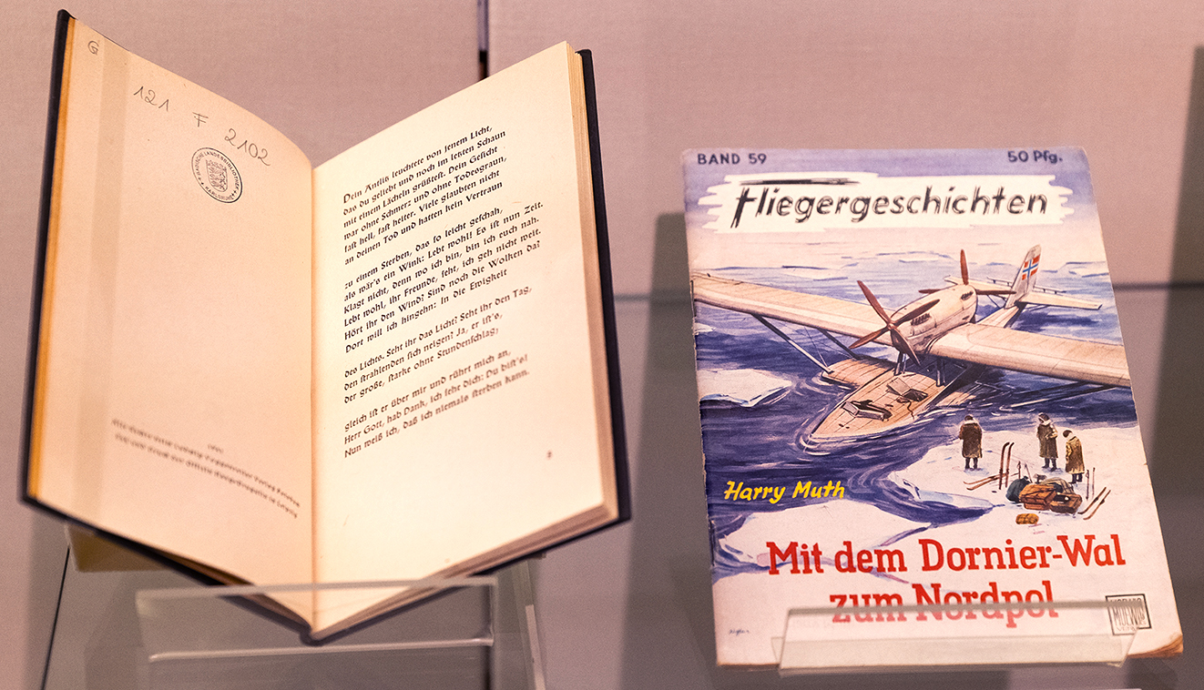 links: Geöffnetes Buch „Requiem für einen Flieger" mit Gedicht; rechts: Cover „Fliegergeschichten - Mit den Dornier-Wal zum Nordpol"