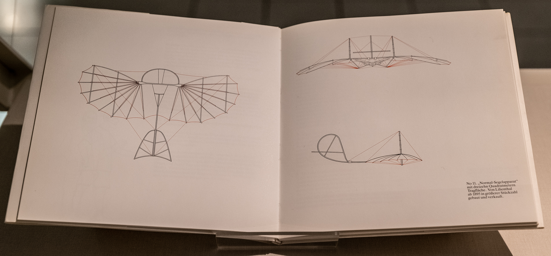 Buch zeigt technische Zeichnung des Lilienthal-Gleiters