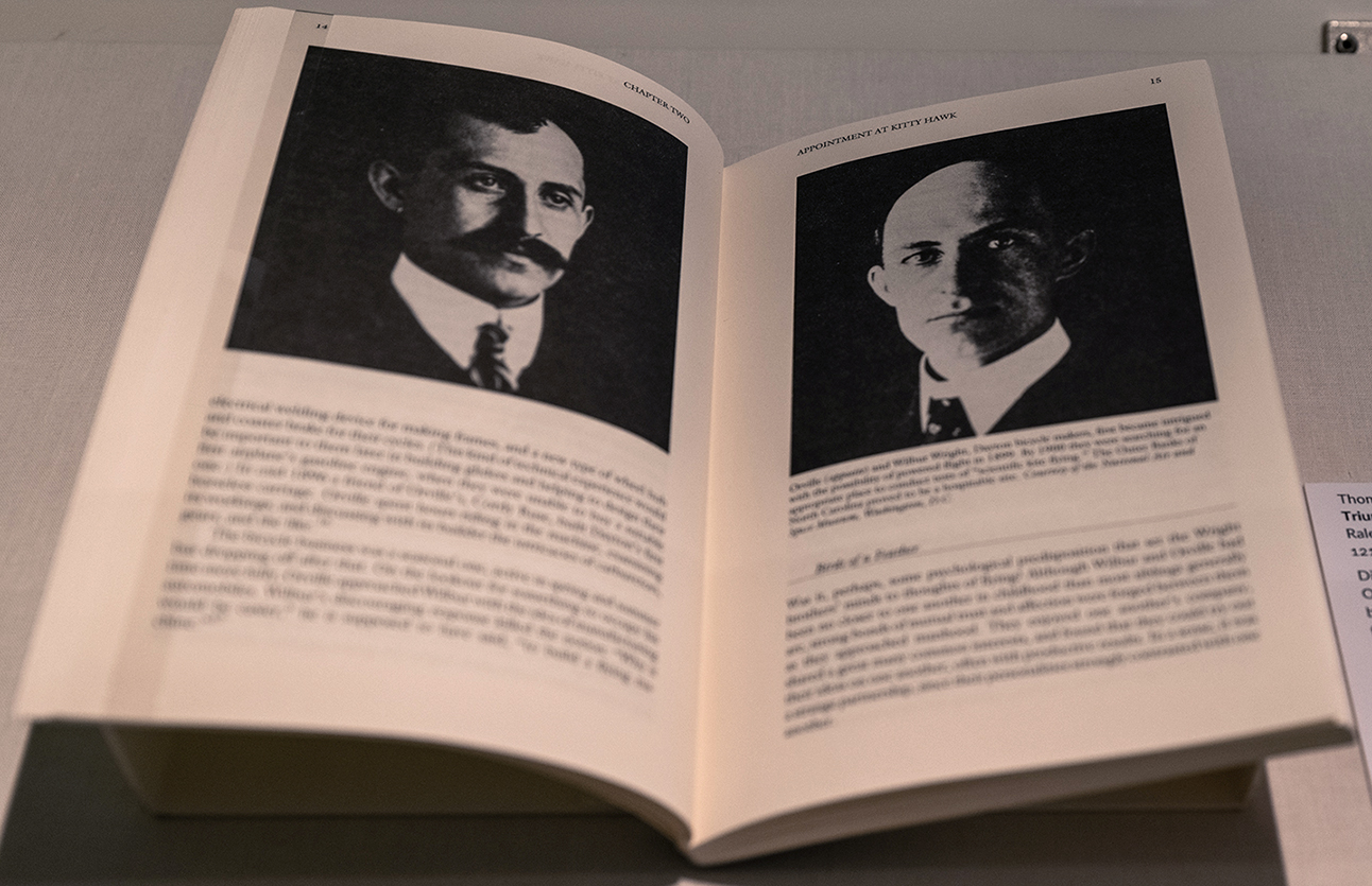 Das Buch zeigt die Luftfahrt-Pioniere Orville und Wilbur Wright und 