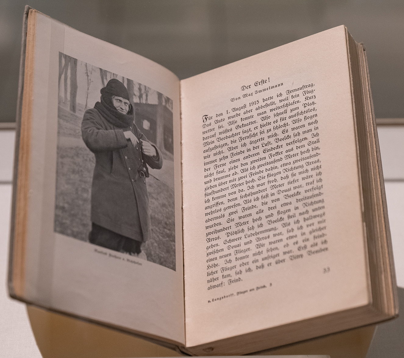 Aufgeschlagenes Buch mit Schwarz-Weiß-Porträt eines Piloten