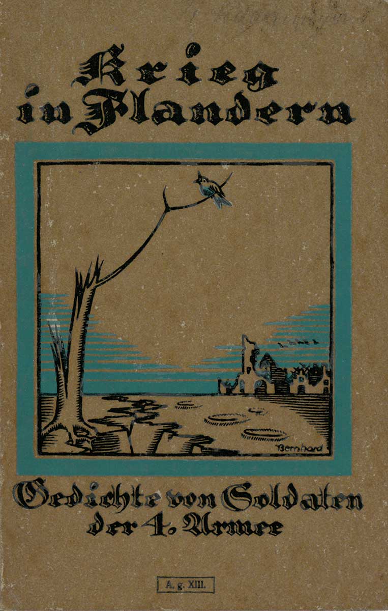 Umschlag „Krieg in Flandern“. Abgebildet ist eine Illustration, auf der, im Hintergrund, eine zerstörte Stadt zu sehen ist. Im Vordergrund steht der Rest eines Baumes, auf dessen letztem Ast ein Spatz sitzt. 
