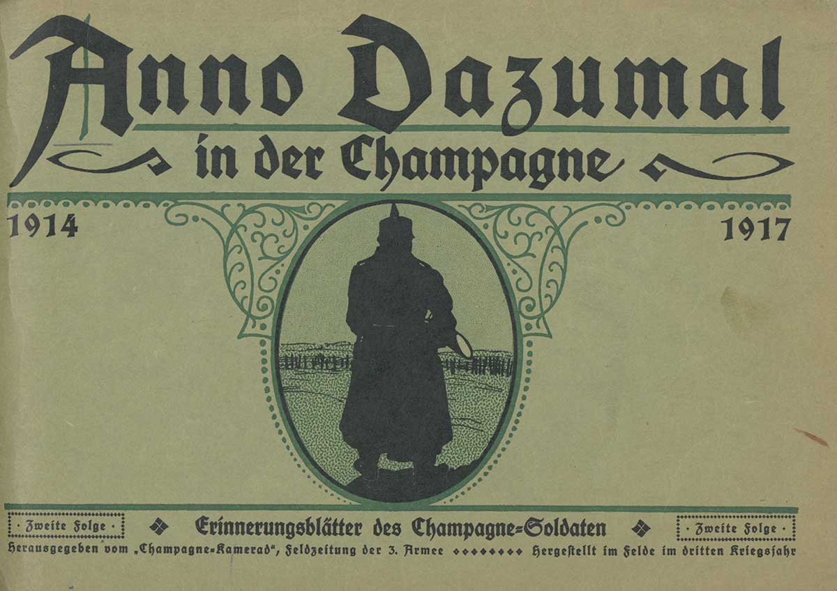 Zu sehen ist der Einband eines Erinnerungsalbums. Gestalterisch ist die Silhouette eines Soldaten in einem ovalen Rahmen auf grünem Hintergrund zu erkennen.
