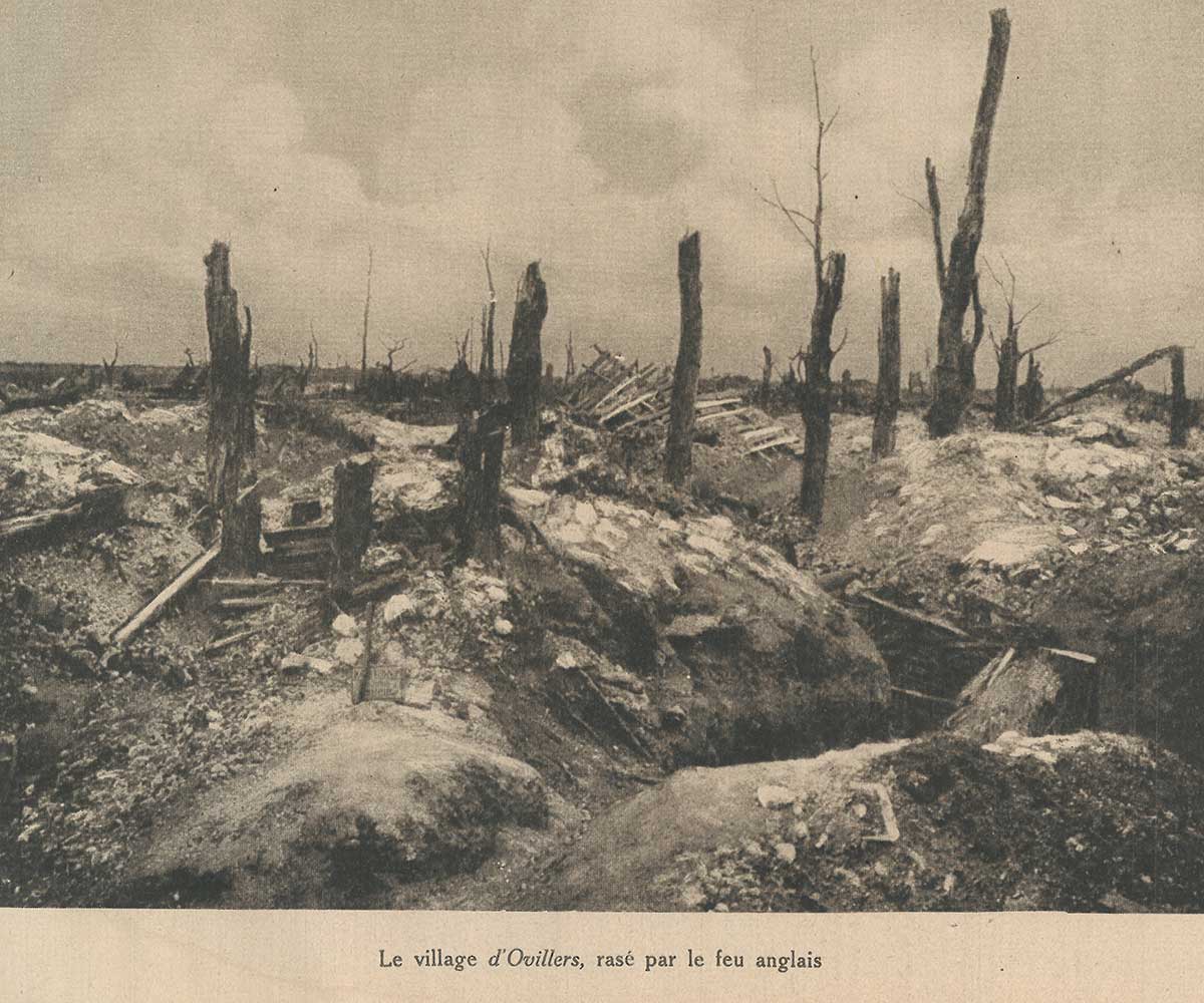 Zu sehen ist eine Schwarz-Weiß-Fotografie, die die Ruinen eines zerstörten Dorfes in Frankreich zeigt.