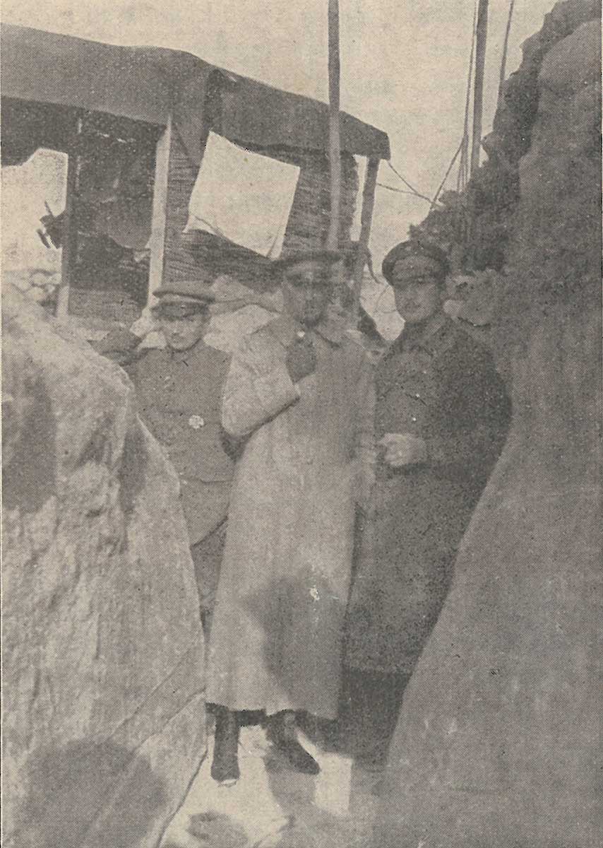 Schwarz-weiße Fotografie von Soldaten im Graben.