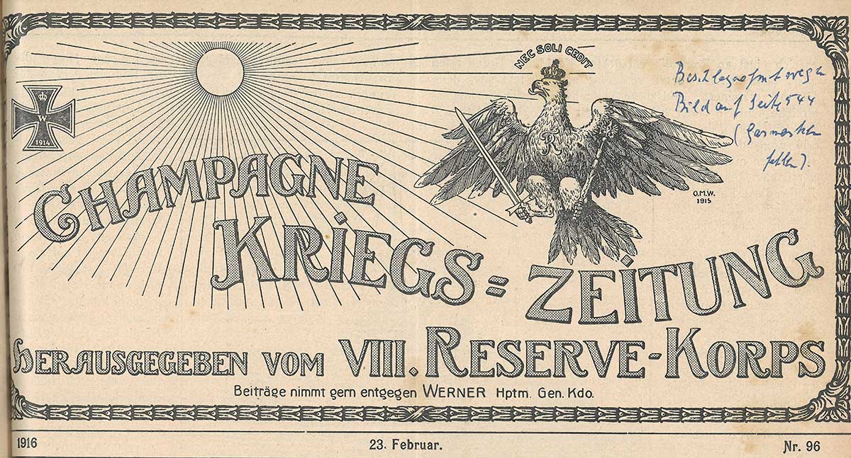 Kopfzeile der Champagne Kriegs-Zeitung. Über dem Titel der Zeitung befindet sich von links nach rechts, ein eisernes Kreuz, eine Sonne und der preußische Adler, samt FR-Monogramm, der ein Schwert und ein Zepter hält. Über der Krone des Adlers steht „Nec soli credit“.