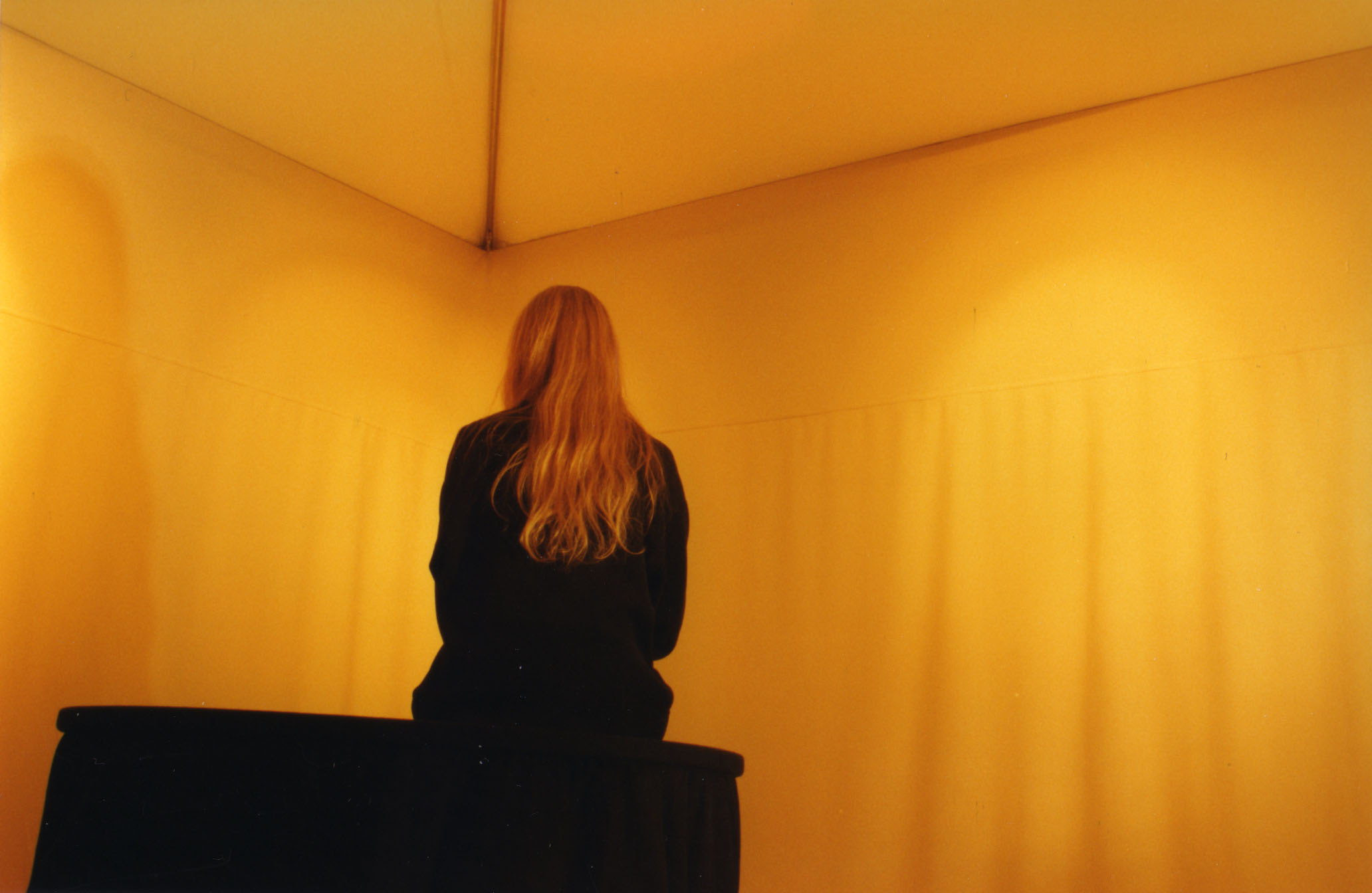 SonicRooms, Innenansicht des Klangzelts Rastatt, Städtische Galerie Fruchthalle, Sabine Schäfer steht im inneren des Zelts.
