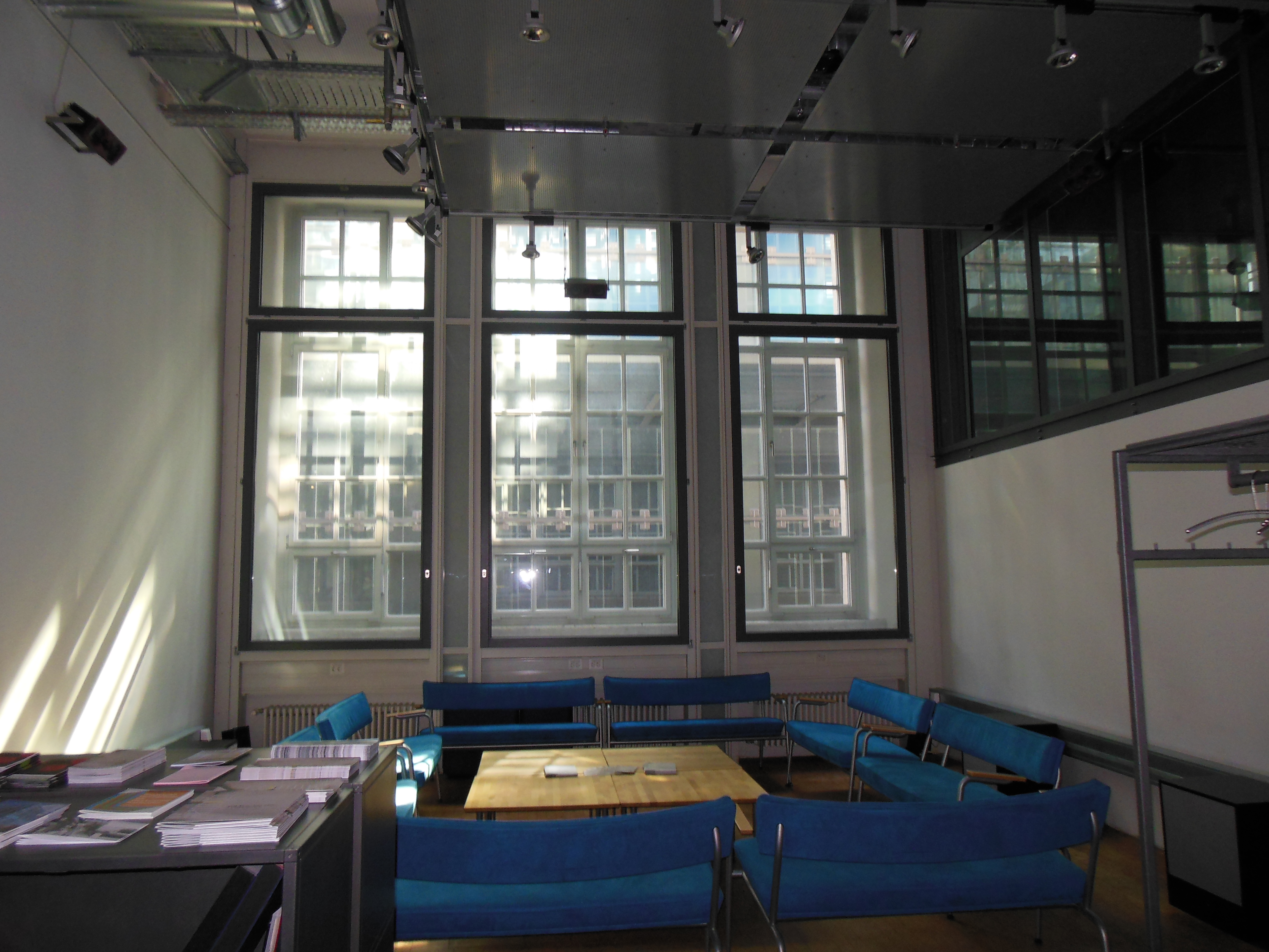 Raumansicht: Sonic Lines n'Rooms No. 7, Installationsansicht RaumklangInstallation für die VIP-Lounge der Gesellschaft zur Förderung von Kunst und Medien im ZKM Karlsruhe