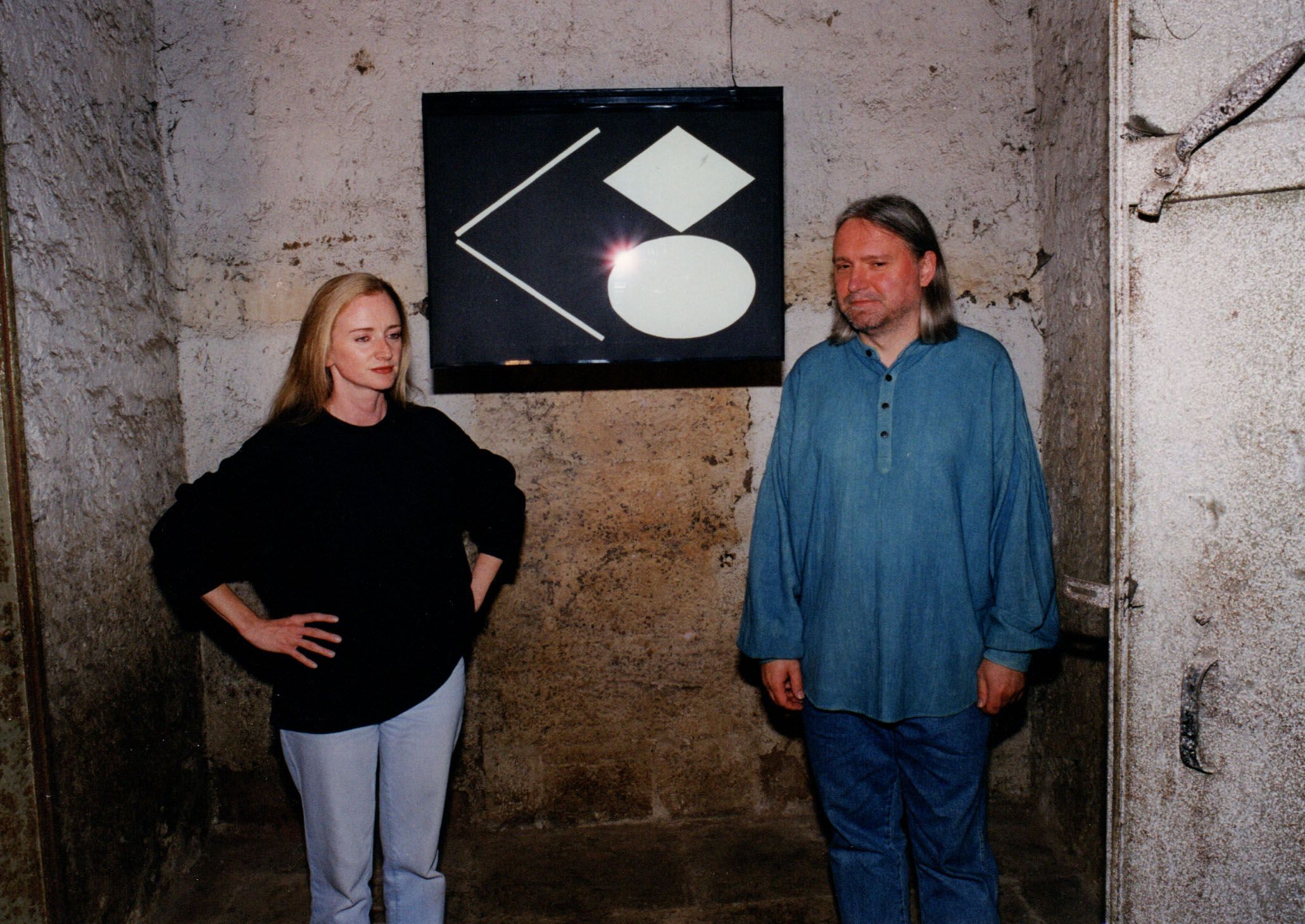 Zu sehen sind Sabine Schäfer, Joachim Krebs am Signet-Schild Sonic Lines n'Rooms