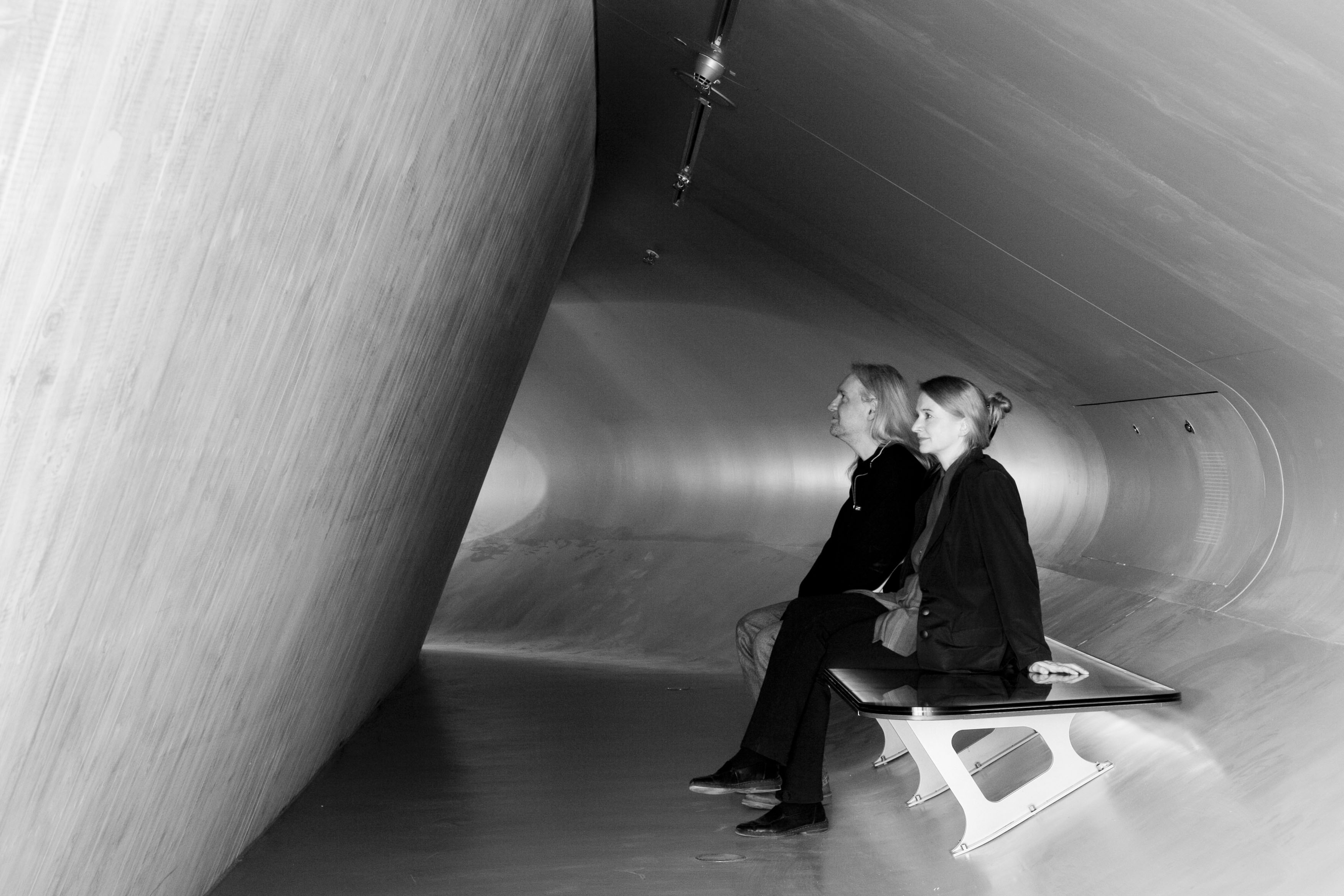 Sabine Schäfer / Joachim Krebs in ihrer Installation TopoSonic Tunnel