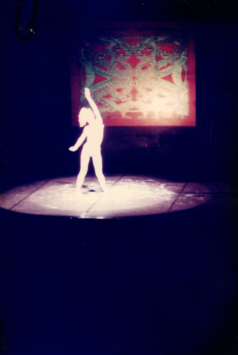Foto der Performance Electronic Mandala, Tänzerin Jutta Keller