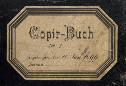Gezeigt wird das Etikett des 1. Kopierbuches von 1899. Es wird handschriftlich darauf hingewiesen, dass man es am 10. Januar 1899 angefangen hat.