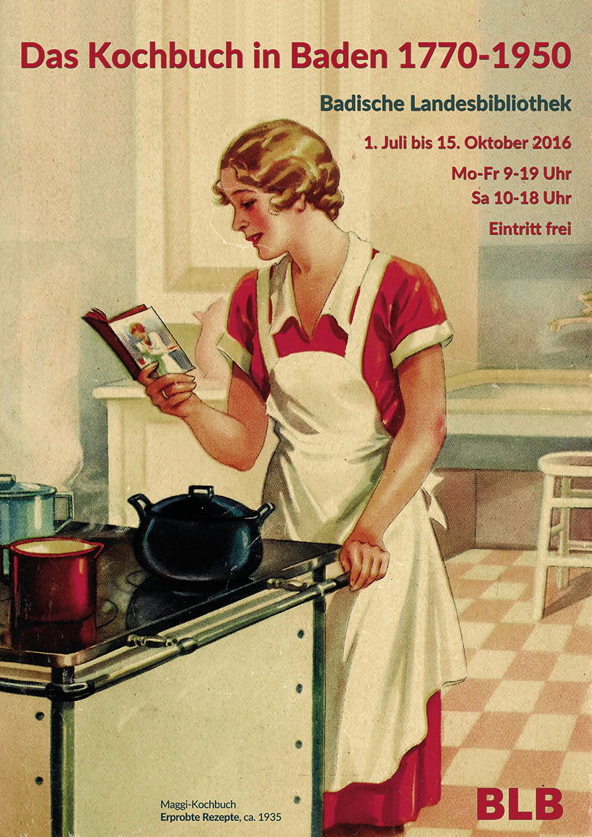 Das Ausstellungsplakat zeigt als Titelmotiv eine Frau, die mit einem geöffneten Buch in der Hand in der Küche vor dem Herd steht. Sie hat eine weiße Kochschürze an und es stehen Töpfe vor ihr.