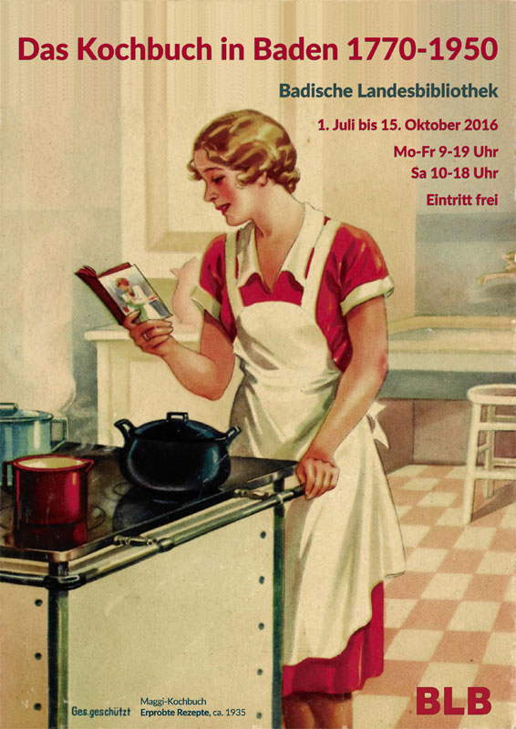 Zu sehen ist eine blonde Hausfrau, in einer Schürze, die mit einem Kochbuch in der Hand vor dem Herd steht.