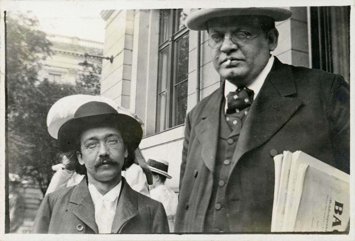 Zu sehen ist auf dem Foto auf der linken Seite Josef Pembaur mit Brille, Oberlippenbart und Hut. Rechts neben ihm steht Max Reger mit Zigarette im Mund. Auch er trägt Hut. Unter seinem linken Arm hat er Noten eingeklemmt.