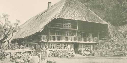 Schwarzweiße Fotografie eines Schwarzwaldhauses in Utzenfeld.