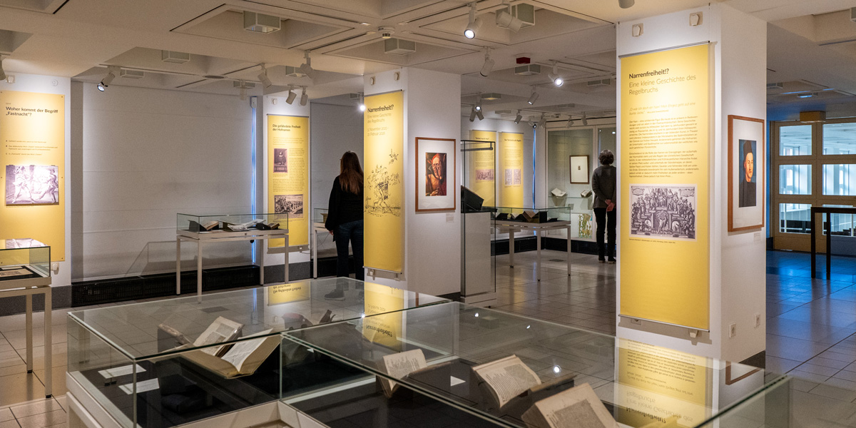 Das Foto zeigt den Ausstellungraum mit der neuen Ausstellung „Narrenfreiheit!? Eine kleine Geschichte des Regelbruchs“.