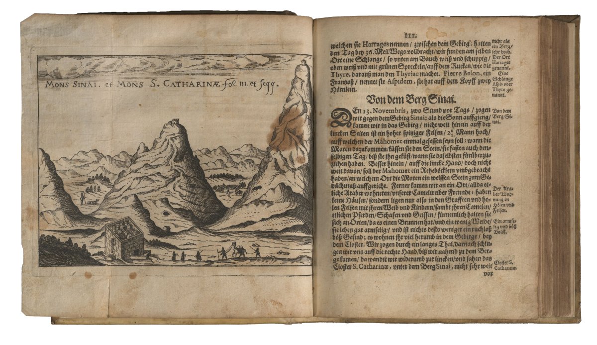 Zu sehen ist ein alter aufgeklappter Reiseführer, links ist eine Zeichnung des biblischen Sinaiberges zu erkennen.