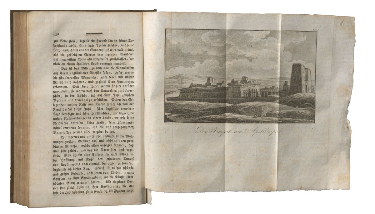 Zu erkennen ist ein altes Buch, das eine aufgeklappte Zeichnung des Tempels von Apollinopolis in Edfu zeigt. 
