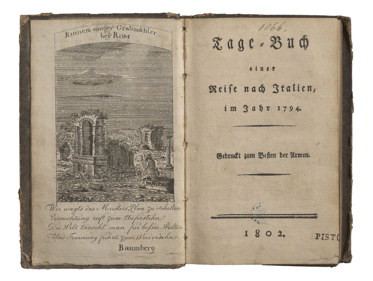 Zu sehen ist ein aufgeklapptes Buch, auf der linken Seite ist eine Zeichnung zu erkennen, die einen Reisenden vor einem Grabmal zeigt.