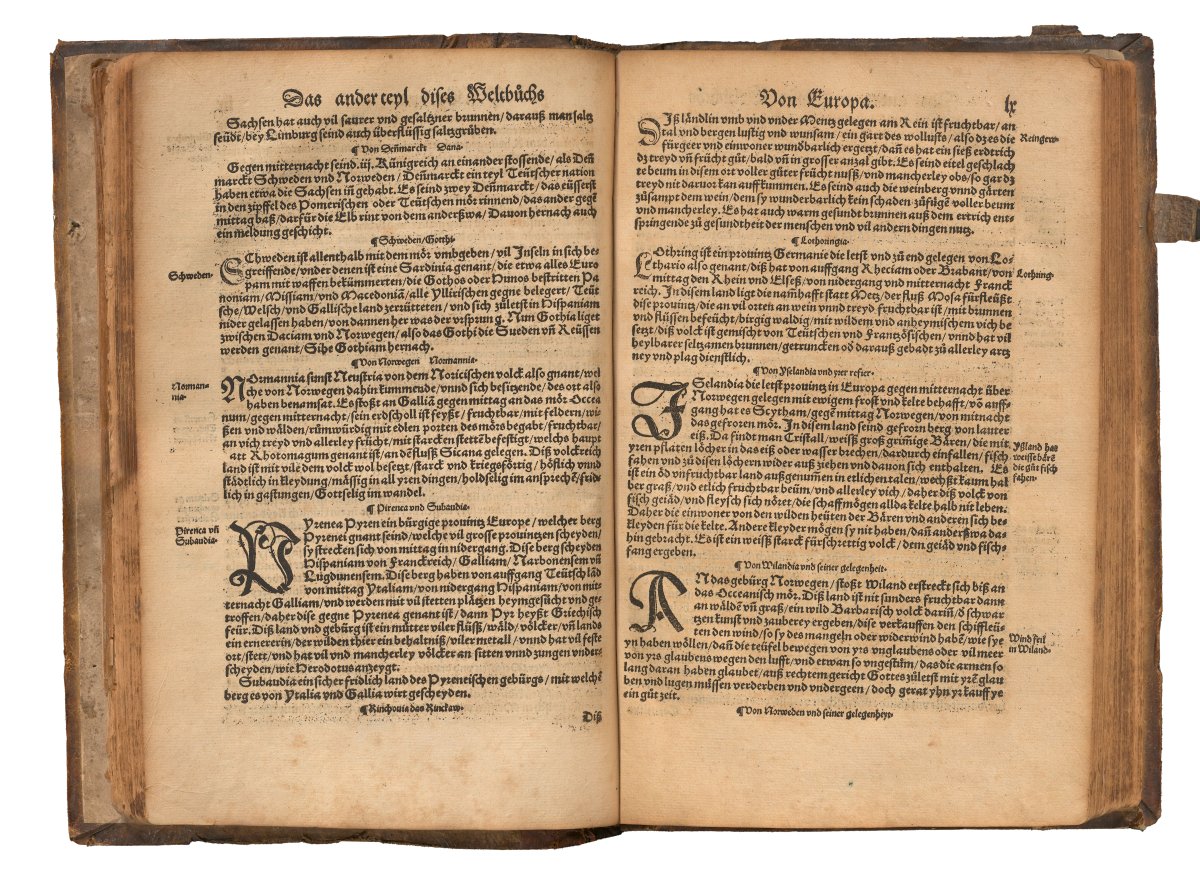Zu sehen ist ein altes, aufgeklapptes Buch.