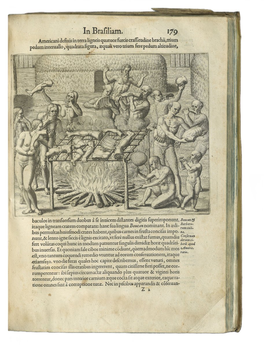 Zu erkennen ist eine Buchseite. Über dem Text befindet sich eine stark übertriebene Darstellung einer Menschengruppe, die menschliche Gliedmaßen über einem Feuer rösten und verspeisen. 