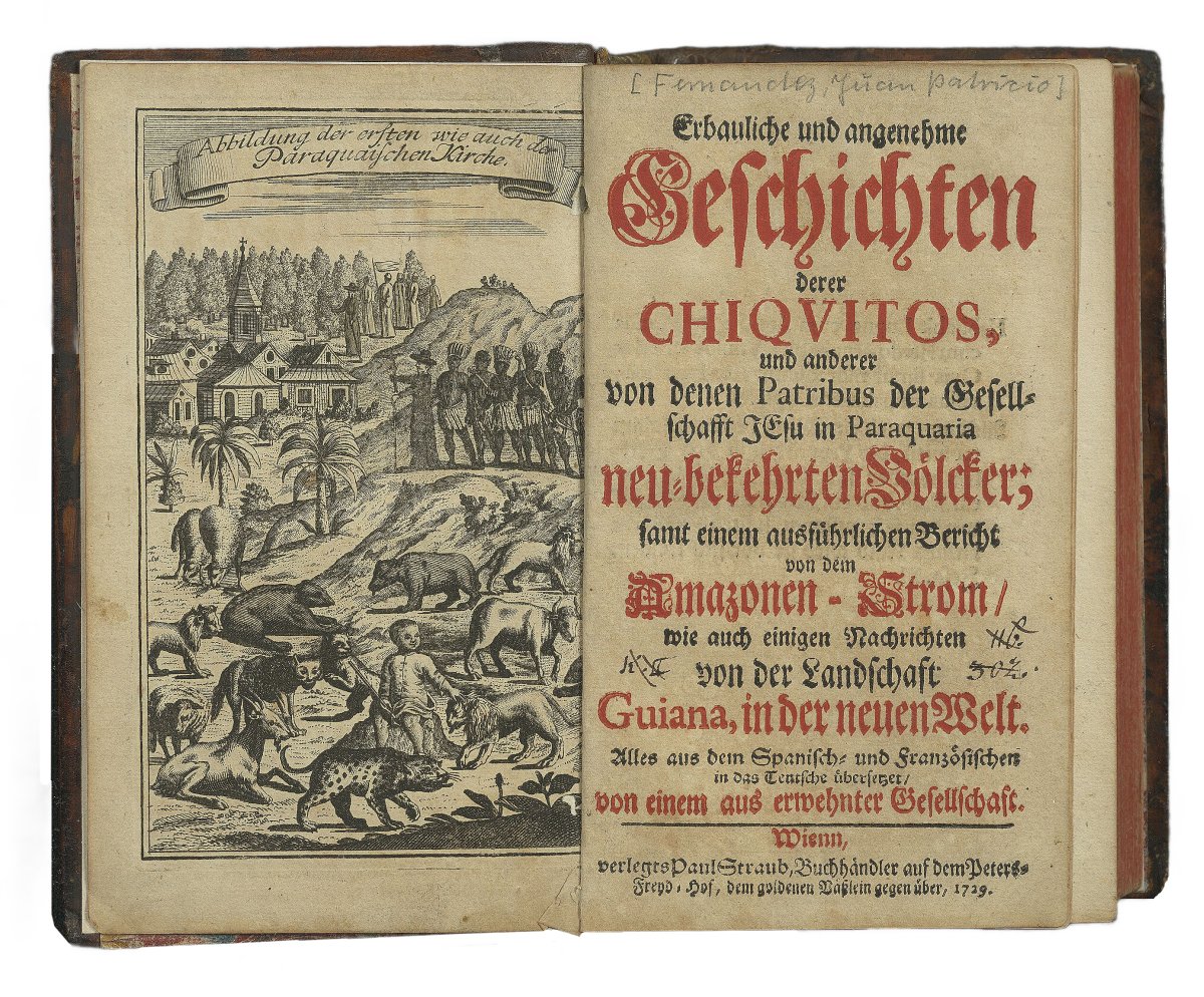 Zu sehen ist ein offenes Buch, auf der Titelseite. Links befindet sich eine Illustration: Im Vordergrund steht ein Christkind, umgeben von mehreren exotischen Tieren. Dahinter ist eine Gruppe eines südamerikanischen Indigenenvolks zu sehen, das von einem weißen Mann in Richtung einer Kirche geführt wird. Oben ist ein Banner, in dem steht:„Abbildung der ersten wie auch der Paraquaischen Kirche.“
