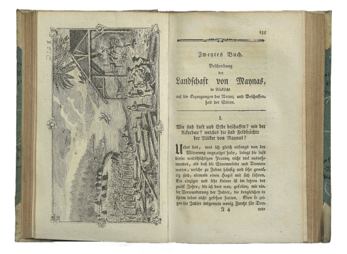 Zu sehen ist ein aufgeklapptes Buch, auf der linken Seite ist eine Zeichnung eines indigenen Volkes zu erkennen.