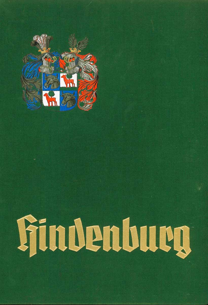 Tannengrüner Leineneinband. Auf der Vorderseite der Schriftzug "Hindenburg" und das Familienwappen des Generalfeldmarschalls.