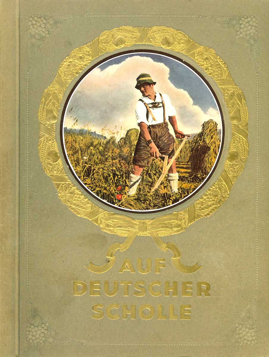 Motiv vom Vorderdeckel: In einem goldenen Ährenkranz sieht man einen Bauern mit bayerischer Lederhose, Stulpenstrümpfen und Hut den Handpflug betätigen.