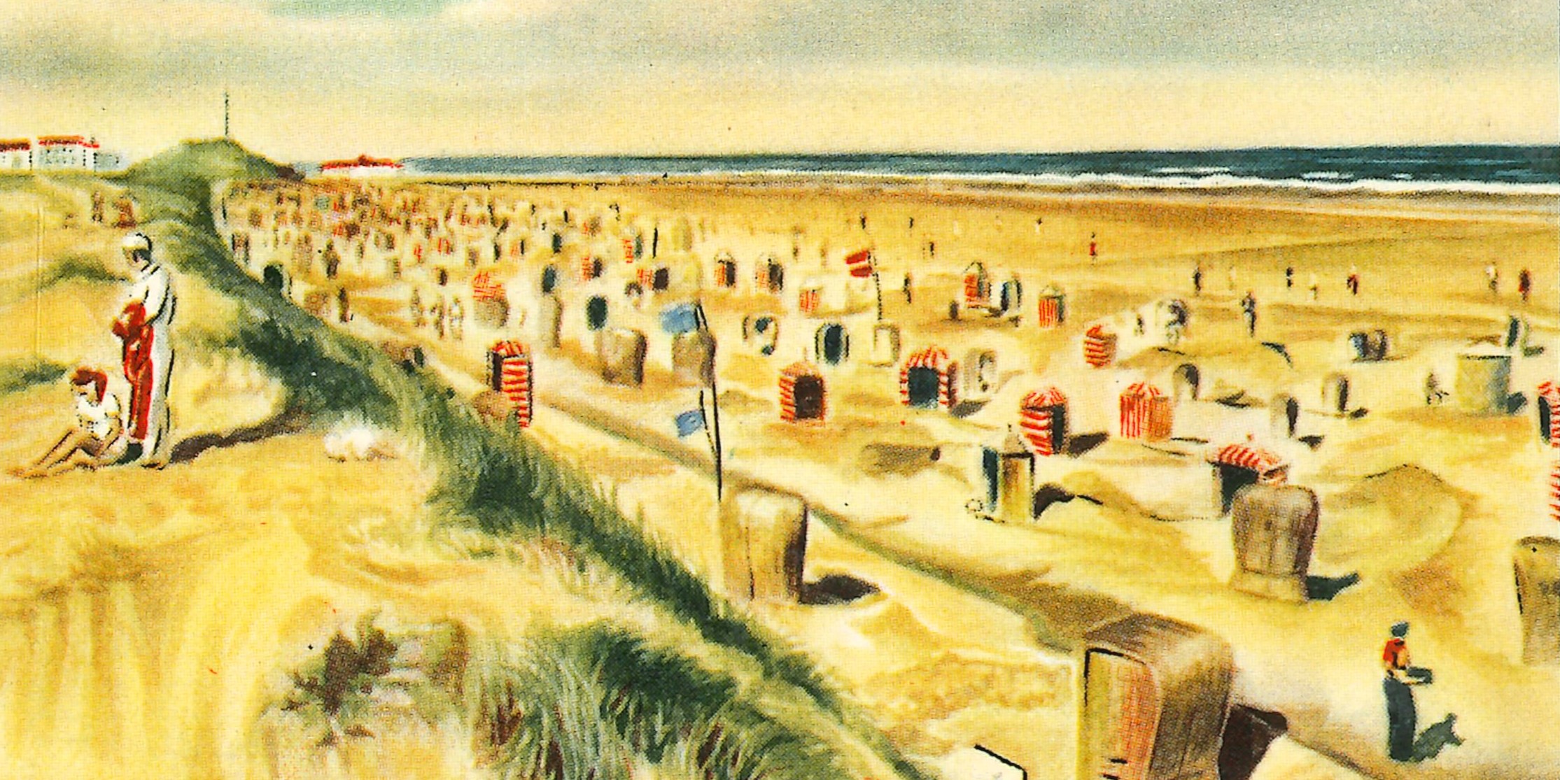 Man schaut vom Deich aus auf den langen Strand von Norderney mit vielen bunten Strandkörben und dahinter die Nordsee.