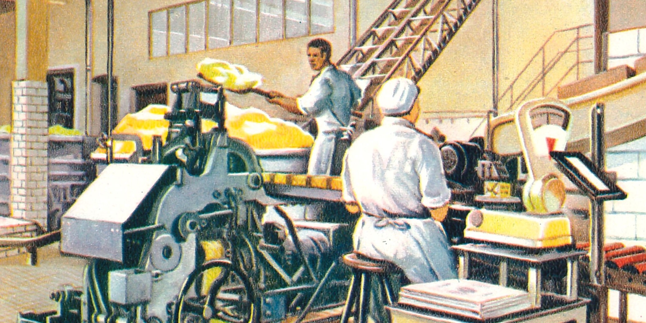 Ein Mann schaufelt Margarine mit einem großen Holzspaten in eine Verpackungsmaschine. Eine Frau, sitzend von hinten gezeigt, überwacht an einer weiteren Maschine die verpackten Margarine-Würfel, die aus der Maschine kommen.