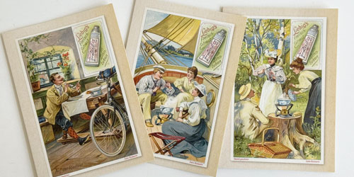 Zu sehen sind drei sommerliche Briefkarten-Motive der Aussstellung „Wissen in Bildern – die bunte Welt der Sammelalben“.