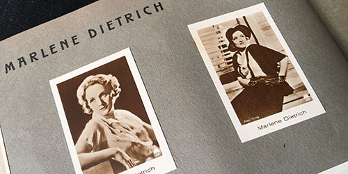 Bilder der Schauspielerin Marlene Dietrich, aufgeklebt in einem Bilderalbum.
