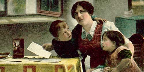 Kriegspostkarte mit dem Motiv einer Mutter, die ihren Kindern die Feldpost ihres Vaters vorliest.