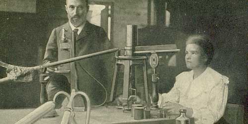 Fotografie, die Pierre und Marie Curie in ihrem Labor zeigt.