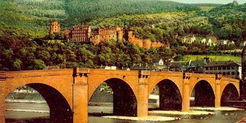 Kolorierte Ansichtskarte: Heidelberg – Schloss und Neckarbrücke.