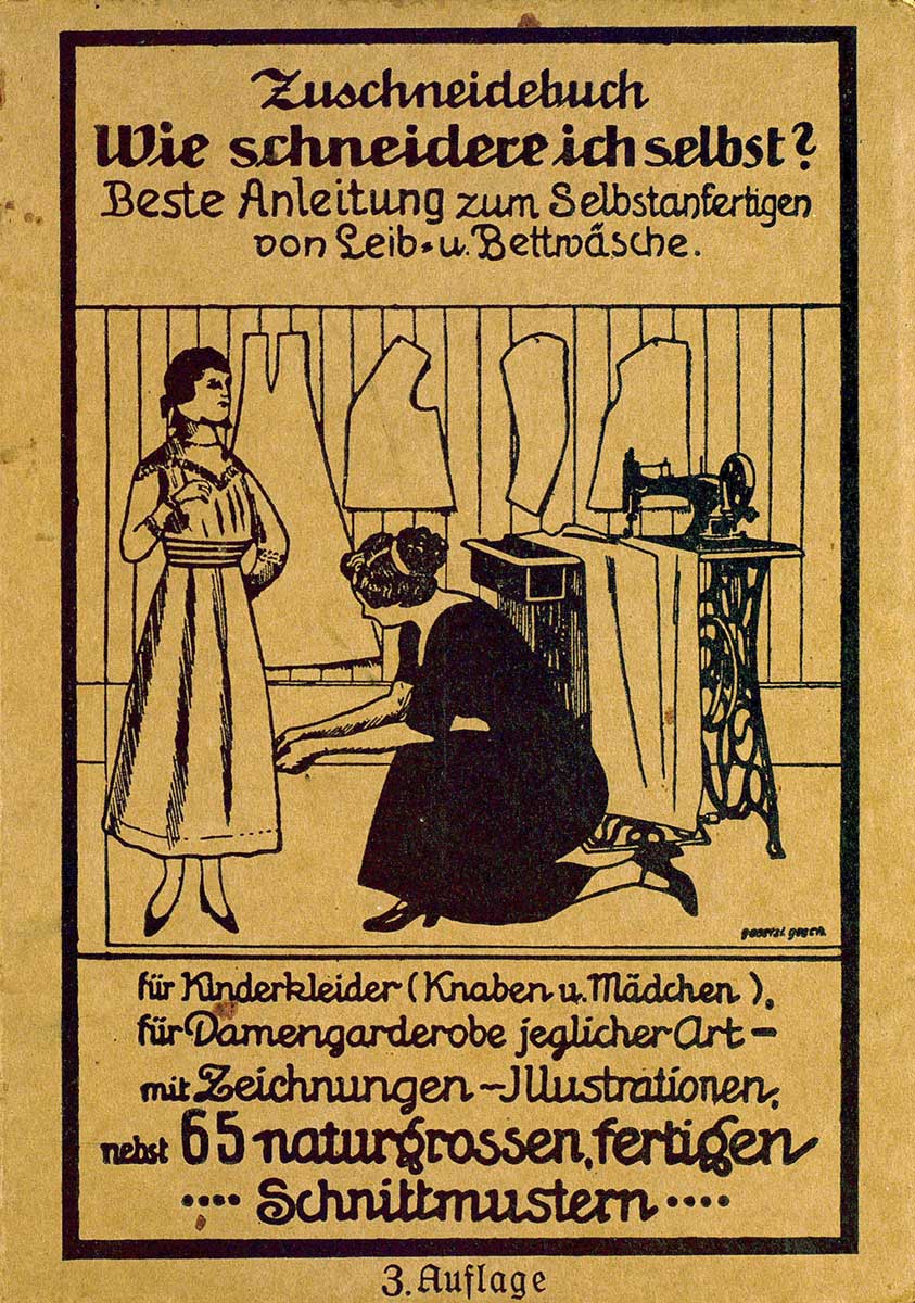 © Badische Landesbibliothek Karlsruhe Buchcover des "Zuschneidebuch" von Ida Hornung. Gelber Buchdeckel mit Illustration einer Schneiderein die am lebenden Modell Nadeln steckt, im Hintergrund Schnittmuster und eine Nähmaschine.