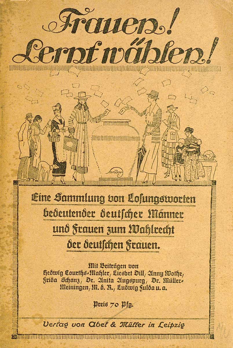 © Badische Landesbibliothek Karlsruhe Zu sehen ist der Umschlag der Broschüre "Frauen, lernt wählen". In der oberen Hälfte befindet sich ein Bild. Es zeigt rechts und links jeweils vier Frauen verschiedener Größe und unterschiedlicher Kostümierung, die Wahlzettel in eine mittig aufgestellte mannshohe Urne werfen.