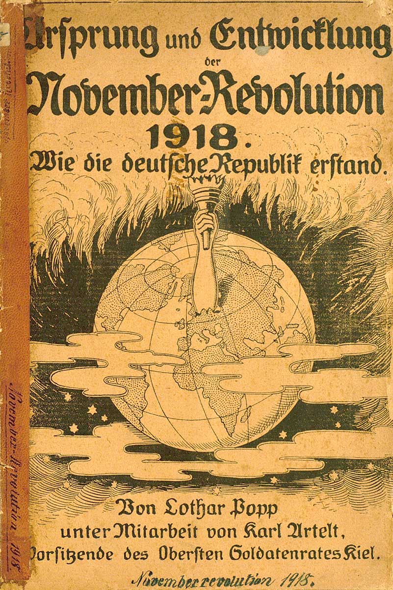 © Badische Landesbibliothek Karlsruhe Die Illustration auf dem Vorderdeckel des Buches von Lothar Popp und Karl Artelt zeiht eine Weltkugel, aus deren Innerem sich in Deutschland ein Unterarm streckt, der eine Siegesfackel hält. Vor dem Globus ziehen Wolken und Sterne ihre Bahn. Hinter dem Globus liegt ein Flammenmeer.