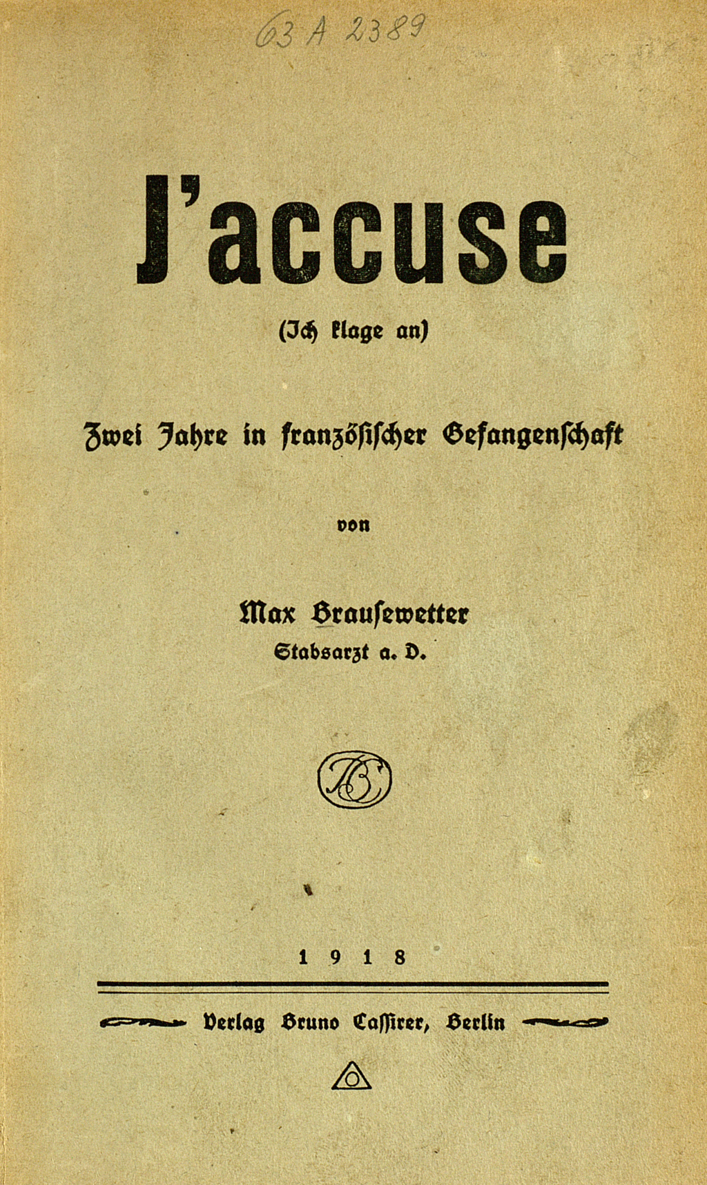 Zu sehen ist der Vordeckel der nachfolgenden Veröffentlichung: Brausewetter, Max: J'accuse. Zwei Jahre in französischer Gefangenschaft. Berlin: Cassirer, 1918.