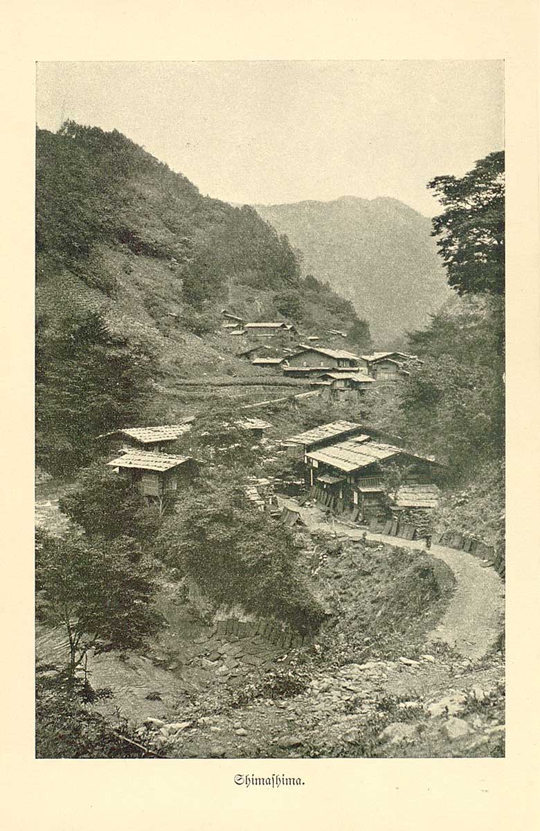 © Badische Landesbibliothek Karlsruhe Die Schwarz-Weiß Fotografie zeigt eine kleine japanische Bergsiedlung.