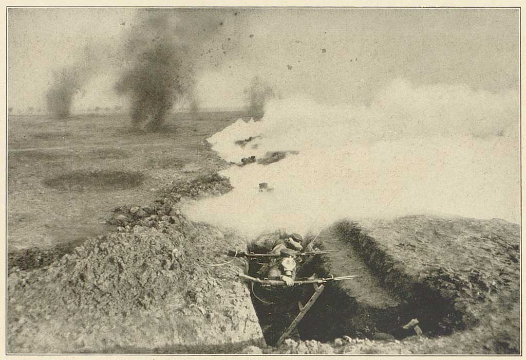 Schwarz-weiß Fotografie: Aus: Rex, Hermann (Hrsg.): Der Weltkrieg in seiner rauhen Wirklichkeit. Das Frontkämpferwerk. Deutsches Reich. Mittig im Bild schützen sich Soladeten im Graben, im Hintergrund sind Explosionen und im Vordergrund Gasschwaden zu sehen.