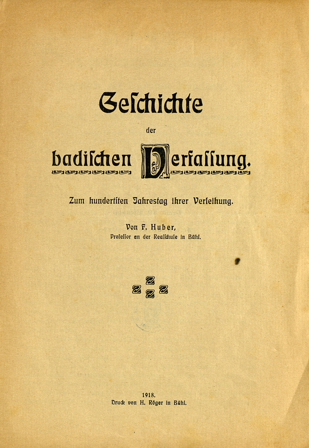 Zu sehen ist das Titelblatt von Friedrich Hubers Veröffentlichung zur Geschichte der badischen Verfassung. Das V des Wortes "Verfassung" ist typographisch hervorgehoben.