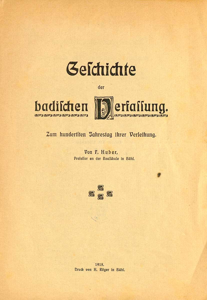 © Badische Landesbibliothek Karlsruhe Zu sehen ist das Titelblatt von Friedrich Hubers Veröffentlichung zur Geschichte der badischen Verfassung. Das V des Wortes "Verfassung" ist typographisch hervorgehoben.