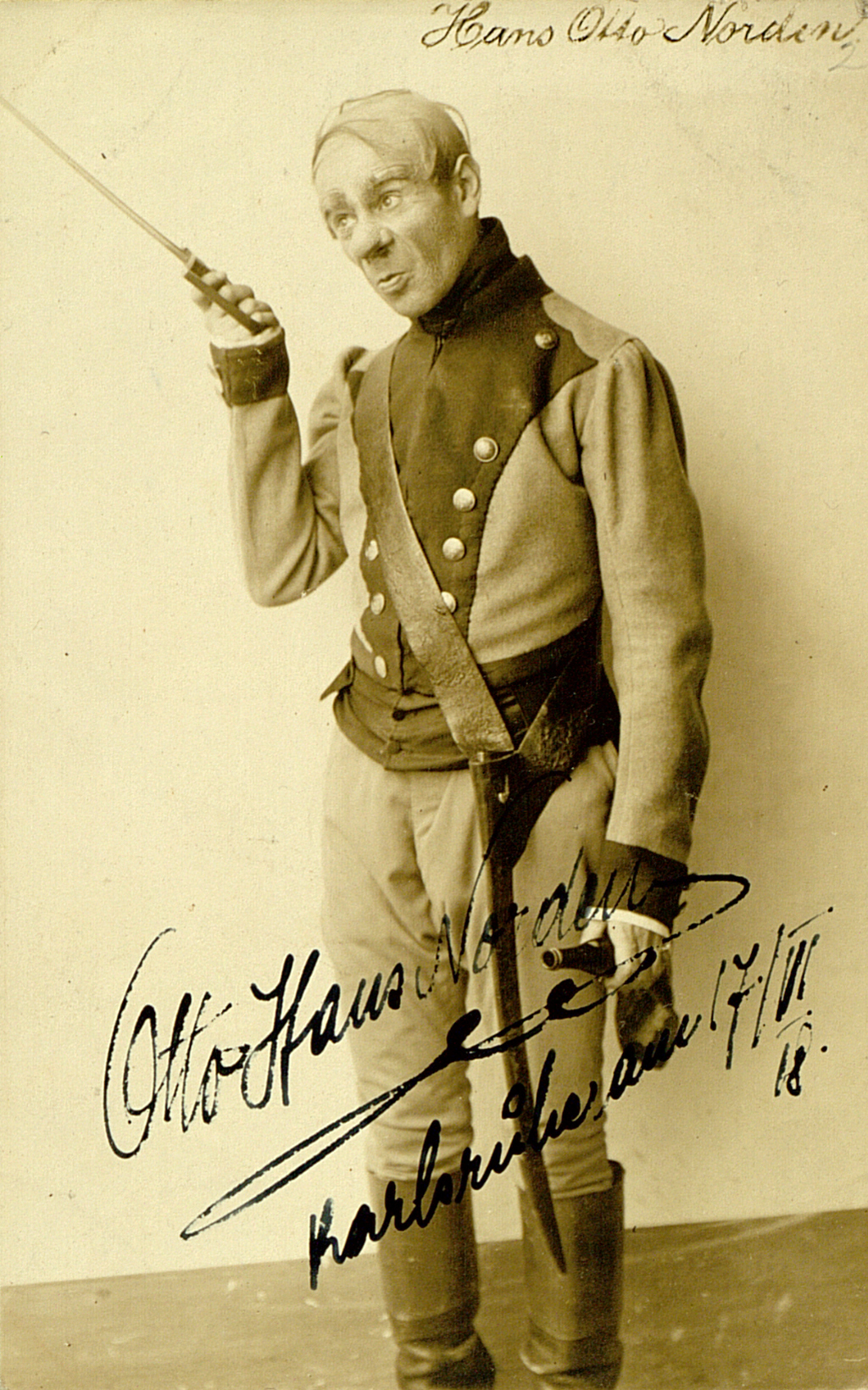 Die Autogramm-Postkarte zeigt den Schauspieler Otto Hans Norden in einer Theater-Uniform.