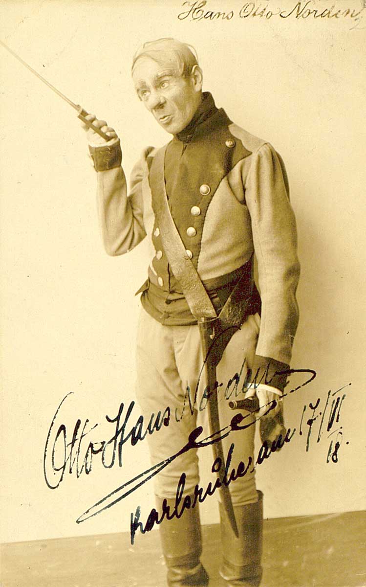 © Badische Landesbibliothek Karlsruhe Die Autogramm-Postkarte zeigt den Schauspieler Otto Hans Norden in einer Theater-Uniform.