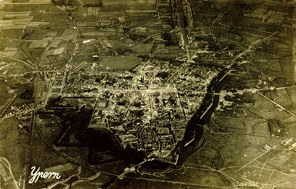 Zu sehen ist eine historische Luftaufnahme der stark zerstörten Stadt Ypern in Belgien. 