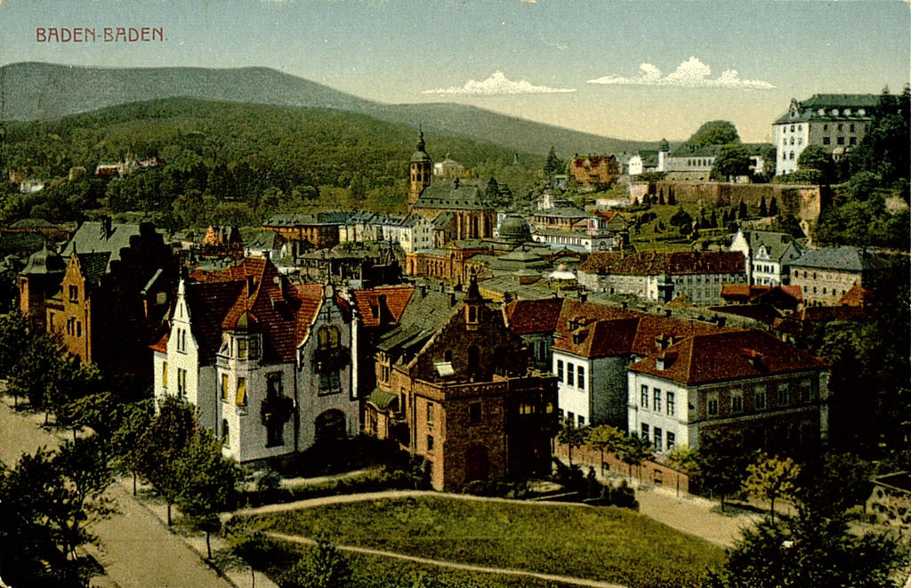 Zu sehen ist eine kolorierte Stadtansicht von Baden-Baden aus dem Jahre 1918. Gut erkennbar ist die Stiftskirche Baden-Baden und die sie umgebenden Architekturen.  