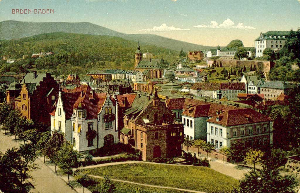 © Badische Landesbibliothek Karlsruhe Zu sehen ist eine kolorierte Stadtansicht von Baden-Baden aus dem Jahre 1918. Gut erkennbar ist die Stiftskirche Baden-Baden und die sie umgebenden Architekturen.