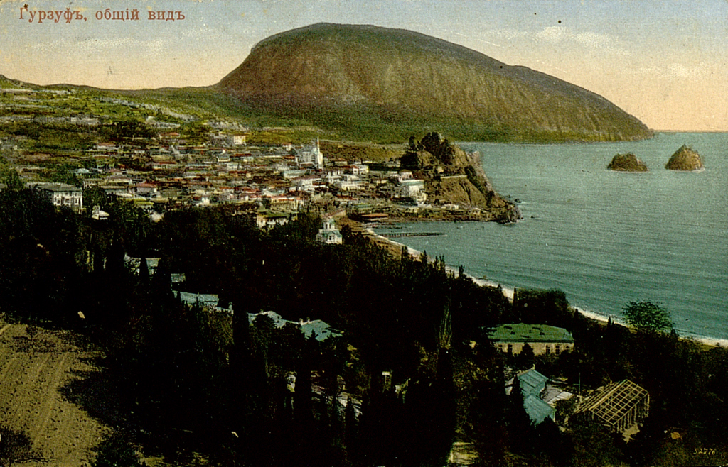 Das Bild ist eine 1918 gelaufene Postkarte. Es zeigt die Siedlung Gursuf (Hursuf) auf der Krim am Schwarzen Meer. 